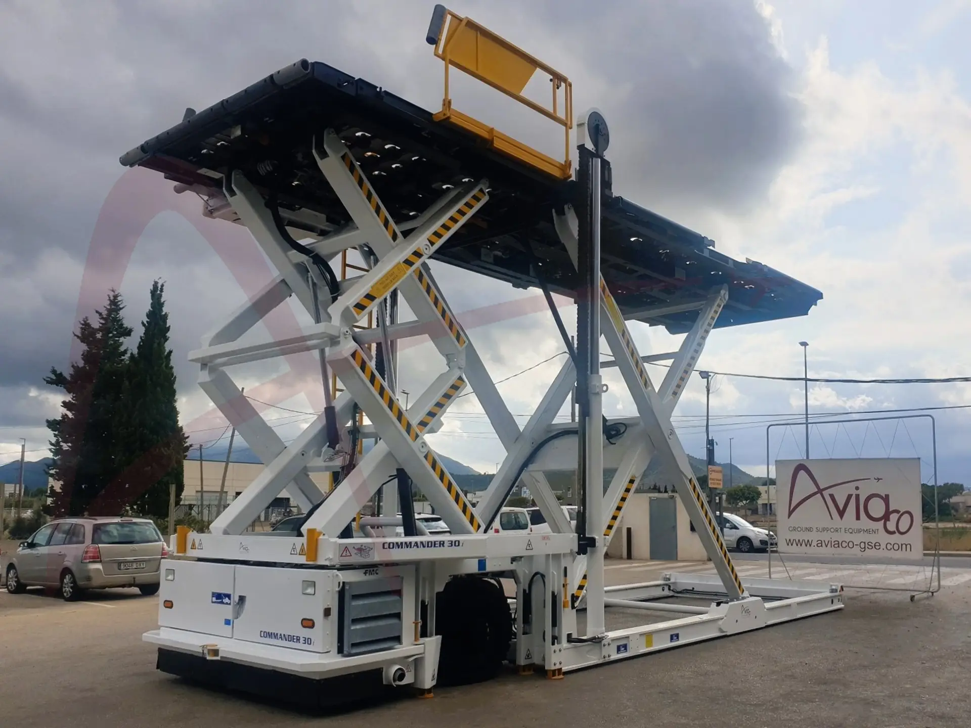 FMC COMMANDER 30i | Cargo Loaders | Aviaco GSE